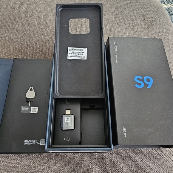 Unlocked Samsung S9 with original box and 3 cases including Otterbox - Picture 4 of 15
